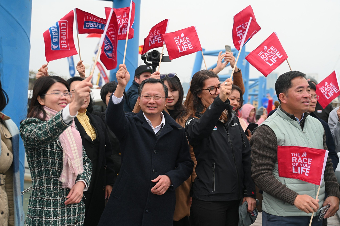 Lãnh đại tỉnh Quảng Ninh cổ vũ cho các đội đua trong đó có đại diện của Việt Nam.