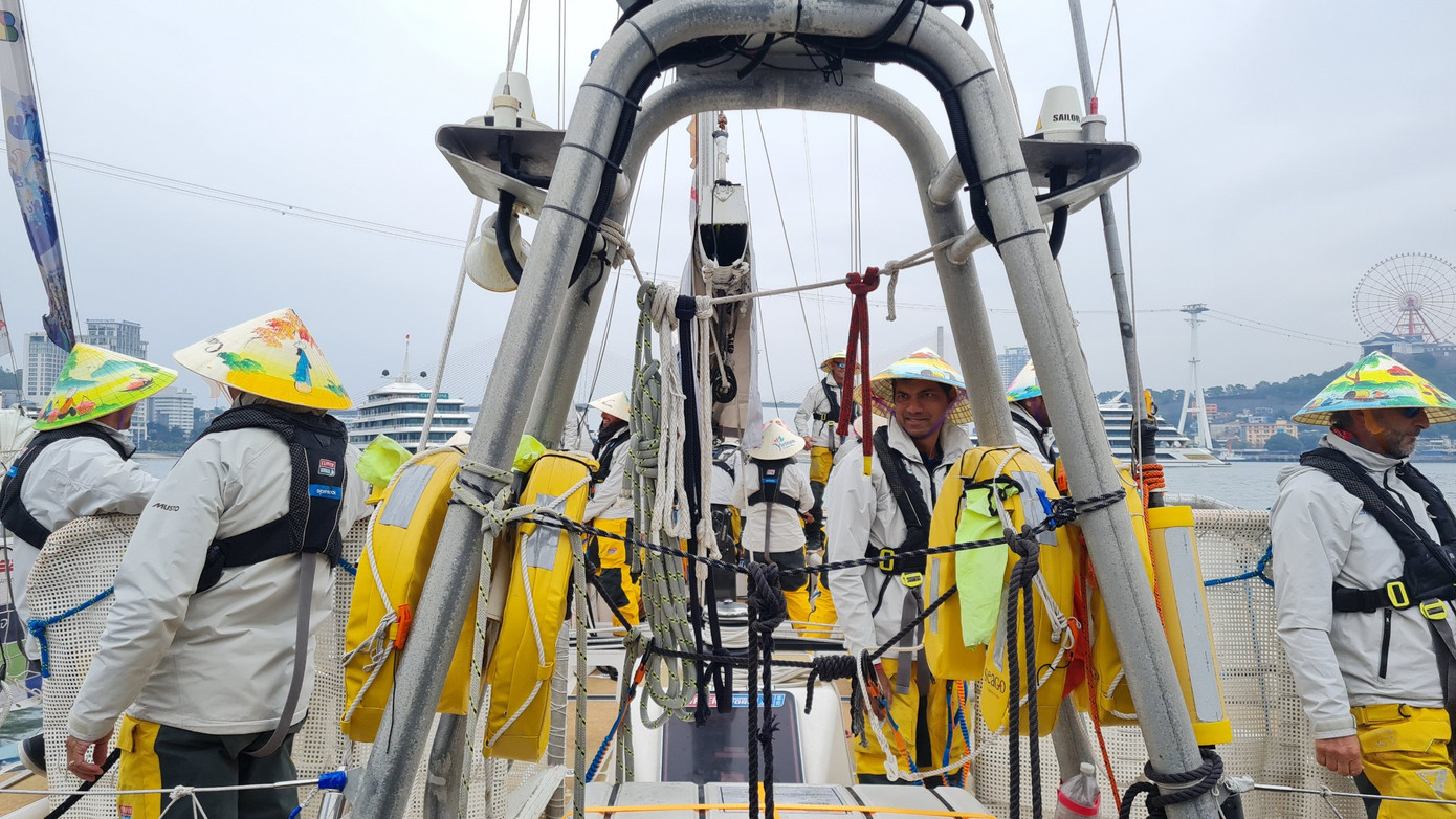 Những chiếc nón biểu tượng Việt nam được các thủy thủ mang theo suốt hành trình sắp tới.