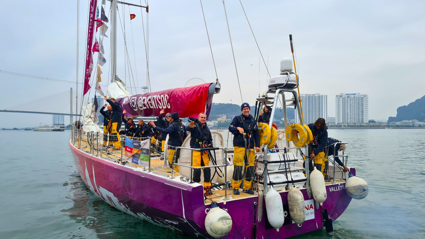 Sau màn diễu hành, cả 11 đội thuyền đua rời vịnh Hạ Long để đến địa điểm xuất phát cuộc đua.