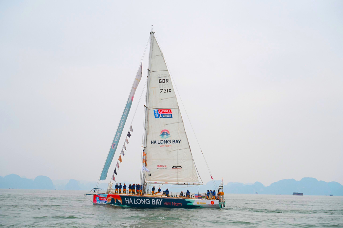 Việt Nam góp mặt với đội đua mang tên Hạ Long Bay Viet Nam.