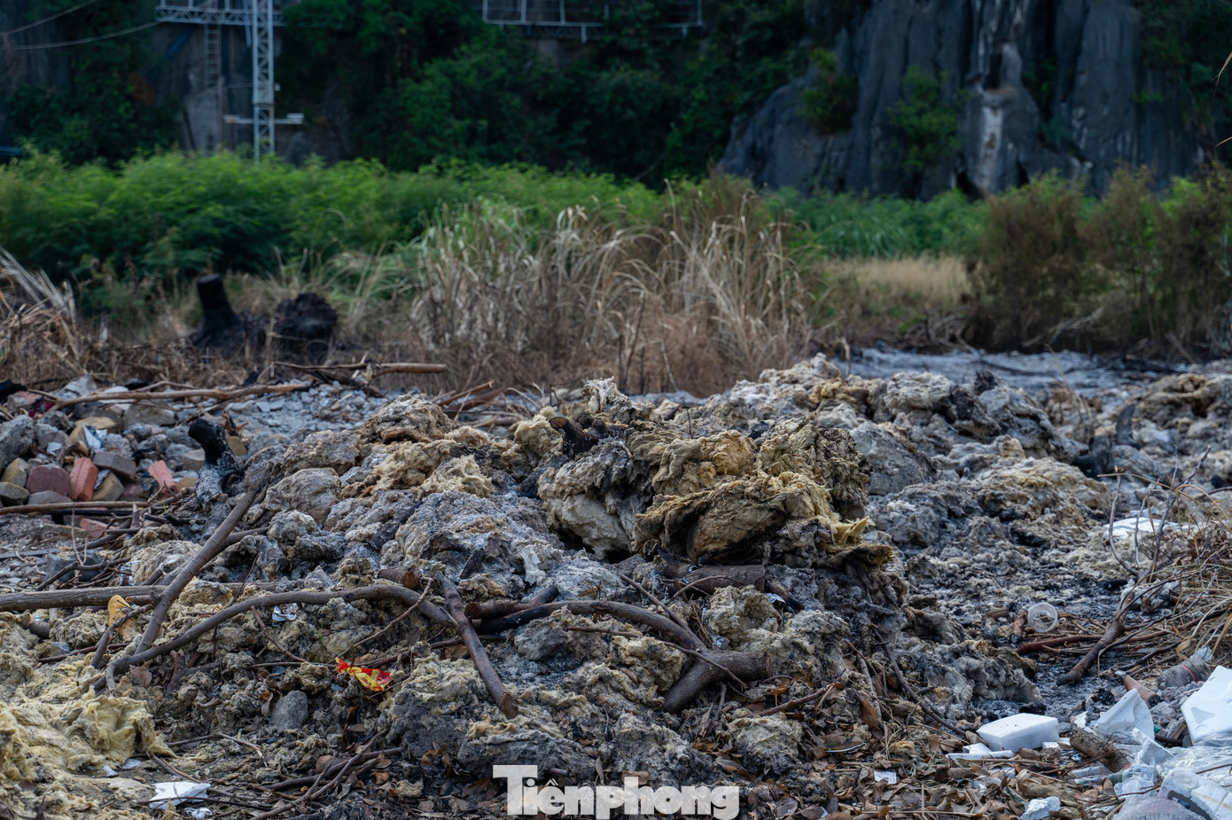 Tháng 9/2024, bão số 3 đổ bộ vào Hạ Long cuốn phần tôn bao bọc xung quanh dự án bị cuốn bay để lộ khu đất bên trong.