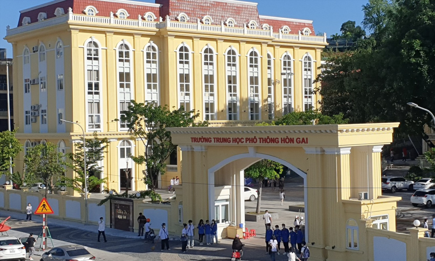 Trường THPT Hòn Gai, nơi đào tạo nhiều học sinh xuất sắc, đóng góp nhiều thành tích to lớn của ngành giáo dục tỉnh Quảng Ninh. Trường THPT Hòn Gai, nơi đào tạo nhiều học sinh xuất sắc, đóng góp nhiều thành tích to lớn của ngành giáo dục tỉnh Quảng Ninh.