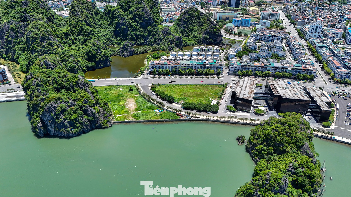 Dự án Khách sạn Sheraton Hạ Long Bay được khởi công xây dựng vào ngày 10/10/2015, trên diện tích hơn 4,7ha, nằm cạnh cụm công trình Bảo tàng, Thư viện tỉnh Quảng Ninh thuộc khu vực Cột 3, phường Hồng Hải, TP Hạ Long, với tổng mức đầu tư gần 40 triệu USD.