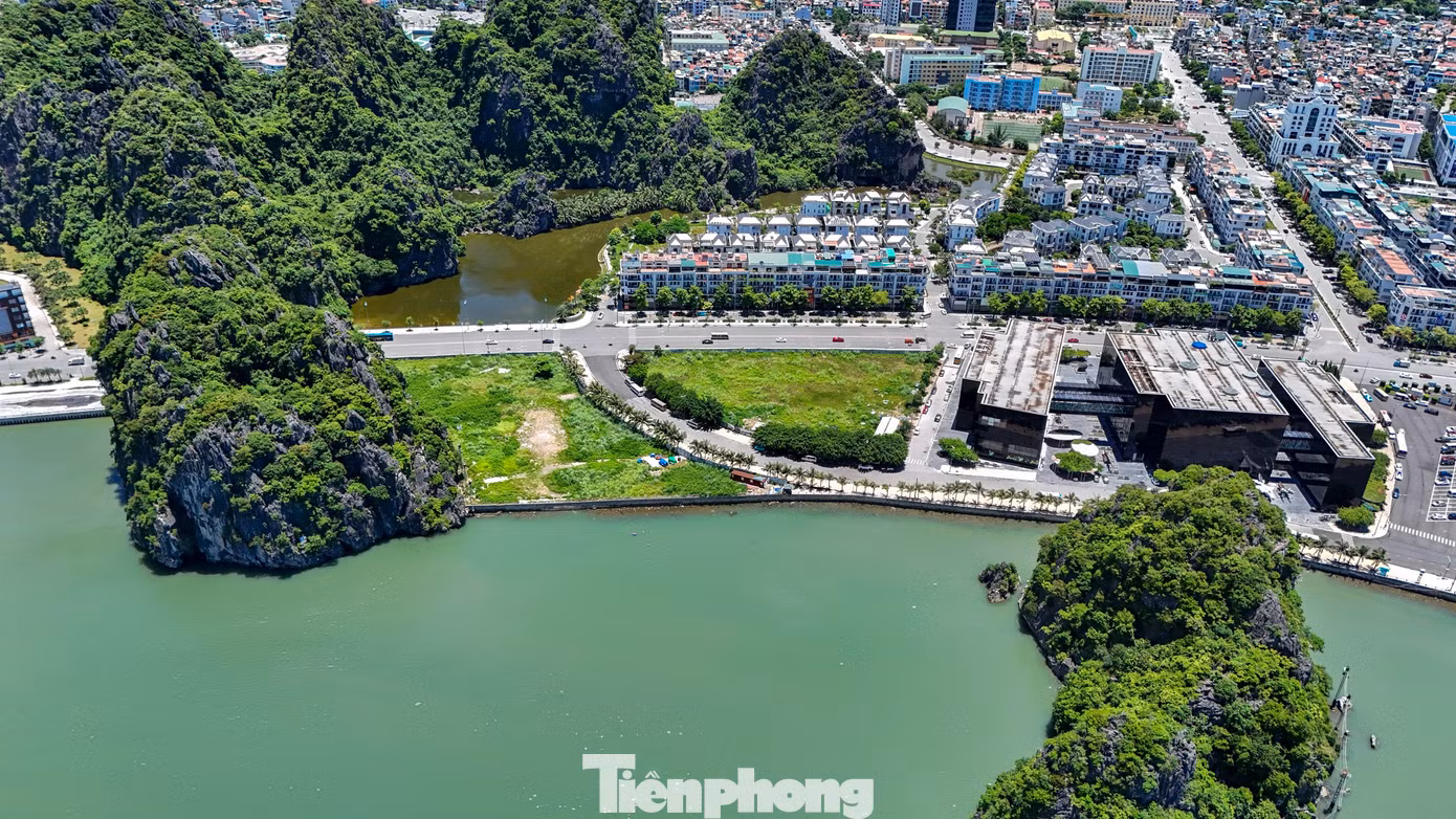 Dự án Khách sạn Sheraton Hạ Long Bay được khởi công xây dựng vào ngày 10/10/2015, trên diện tích hơn 4,7ha, nằm cạnh cụm công trình Bảo tàng, Thư viện tỉnh Quảng Ninh thuộc khu vực Cột 3, phường Hồng Hải, TP Hạ Long, với tổng mức đầu tư gần 40 triệu USD. Dự án Khách sạn Sheraton Hạ Long Bay được khởi công xây dựng vào ngày 10/10/2015, trên diện tích hơn 4,7ha, nằm cạnh cụm công trình Bảo tàng, Thư viện tỉnh Quảng Ninh thuộc khu vực Cột 3, phường Hồng Hải, TP Hạ Long, với tổng mức đầu tư gần 40 triệu USD.