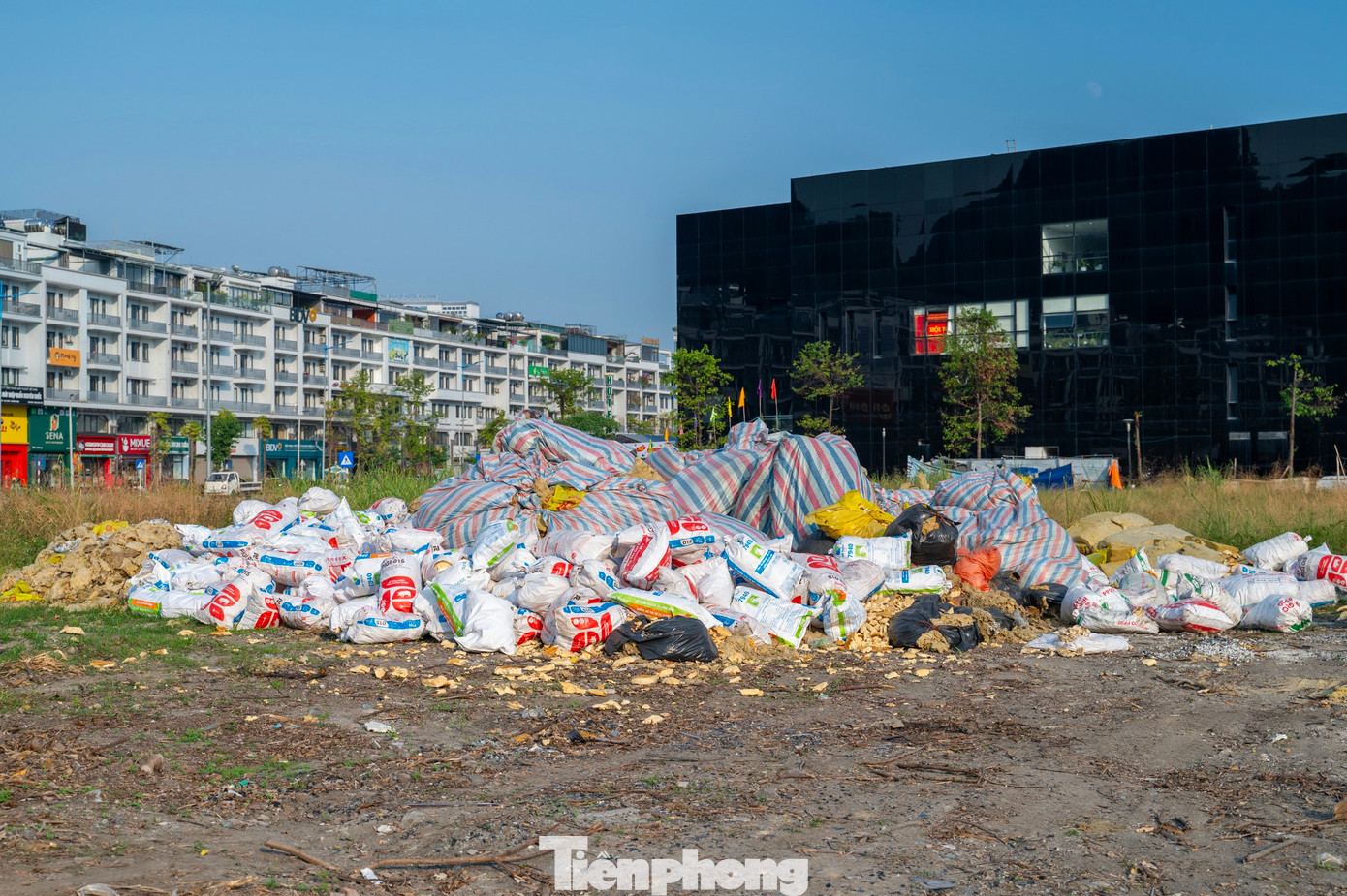 “Khu đất bỏ hoang ngay cạnh những công trình trọng điểm của tỉnh Quảng Ninh và đối diện khu dân cư nhìn rất lãng phí. Trước đây tôi còn thấy một số người ra vào bên trong dự án nhưng bây giờ chỉ có một bảo vệ thi thoảng đến mở cửa”, chị Nhung nói.