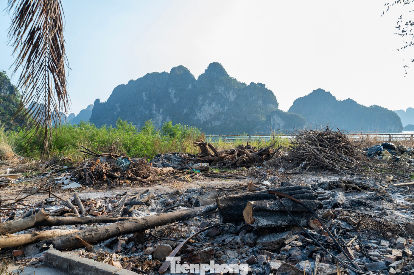 Theo tìm hiểu, chủ đầu tư dự án là Công ty CP Khách sạn C.L.U.B.M Hạ Long. Tháng 3/2016, nhà đầu tư dự án này đề nghị thay đổi quy mô, thiết kế của dự án theo hướng mở rộng, bổ sung thêm hạng mục tòa nhà văn phòng, dịch chuyển vị trí khách sạn về phía biển. Dự án lúc này được đổi tên thành dự án Khách sạn Hạ Long Bay và Khu dịch vụ cao cấp.