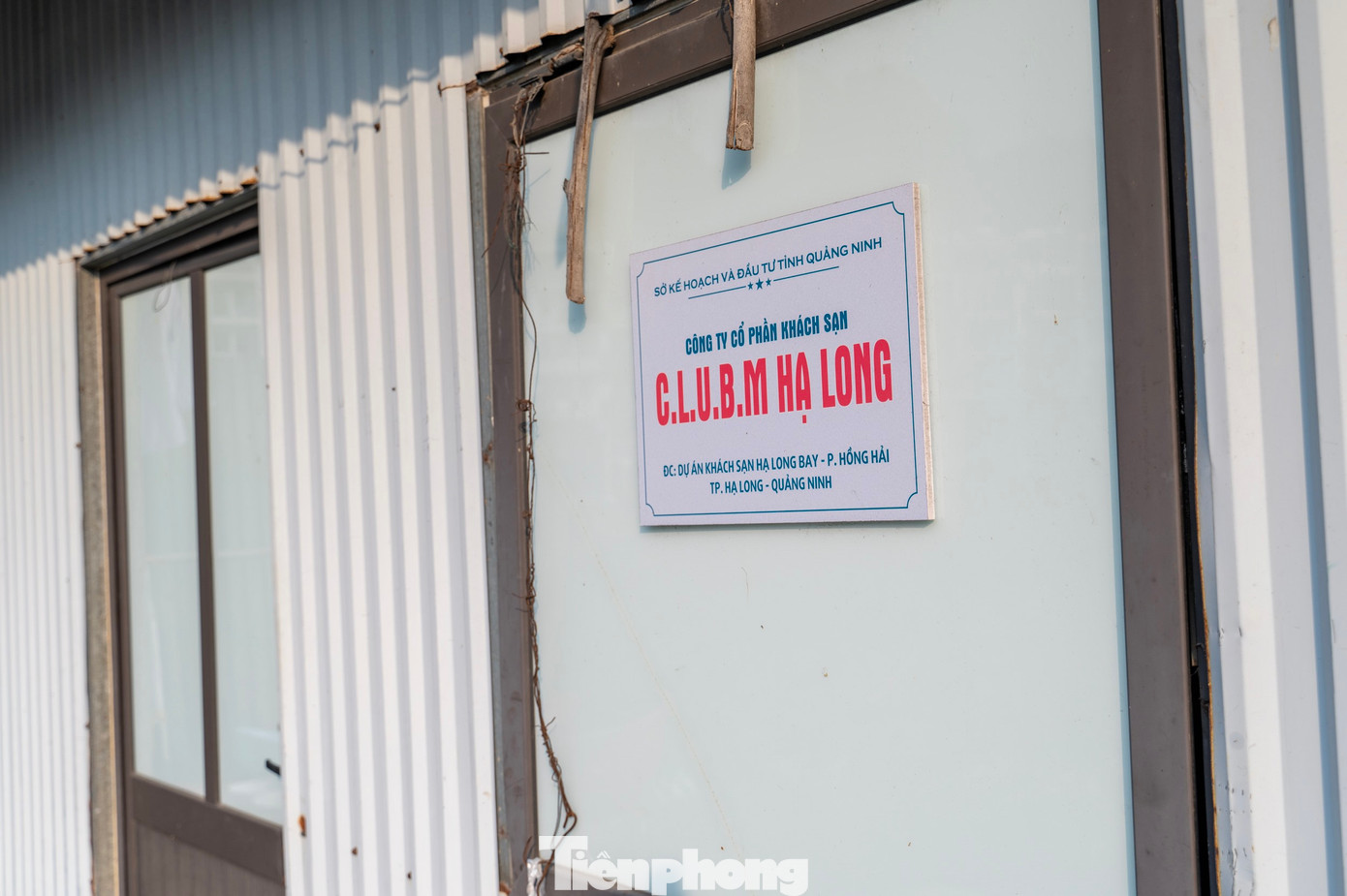 Tấm bảng đánh dấu chủ quyền của chủ đầu tư được treo cạnh những cánh cửa đóng im trong suốt trong 9 năm qua.
