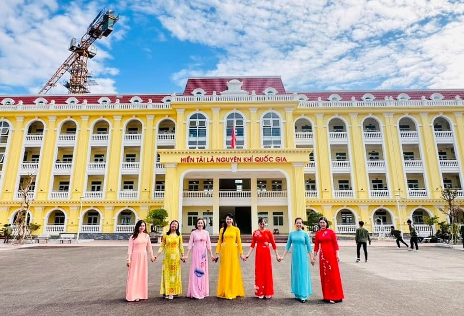 Trường THPT Ngô Quyền Hạ Long ra đời từ năm 1978, nơi nuôi dạy nhiều thế hệ con em thợ mỏ trưởng thành nay được đầu tư xây dựng khang trang. Trường THPT Ngô Quyền Hạ Long ra đời từ năm 1978, nơi nuôi dạy nhiều thế hệ con em thợ mỏ trưởng thành nay được đầu tư xây dựng khang trang.