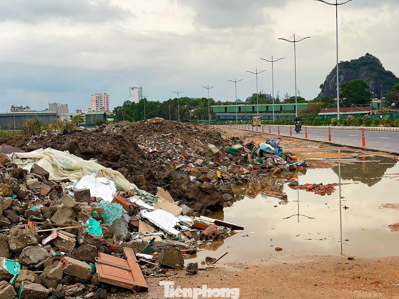 Dự án đường bao biển Hạ Long - Cẩm Phả có tổng vốn đầu tư 1.364 tỷ đồng từ ngân sách (trong đó có hai dự án thành phần là cầu và hầm qua núi) do Ban Quản lý dự án đầu tư xây dựng các công trình giao thông tỉnh Quảng Ninh làm chủ đầu tư.