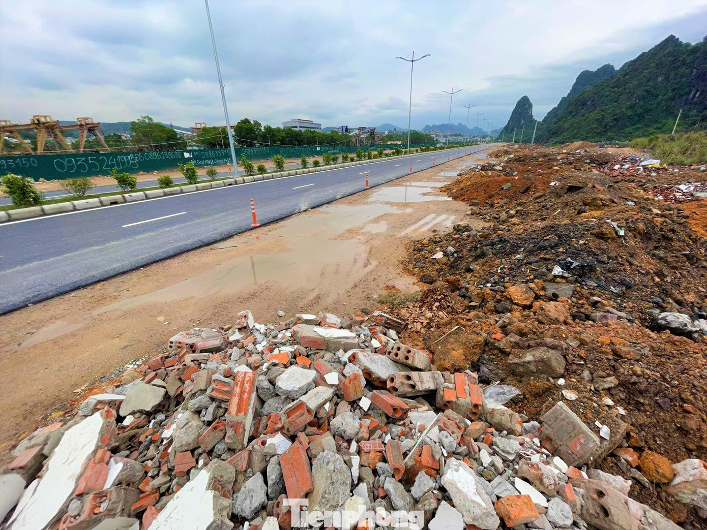 Phía đơn vị đã cho lực lượng bảo vệ, công nhân trông coi 24/24 nhưng lợi dụng đêm tối vẫn có xe ô tô tải chở rác thải xây dựng vào đổ trộm.