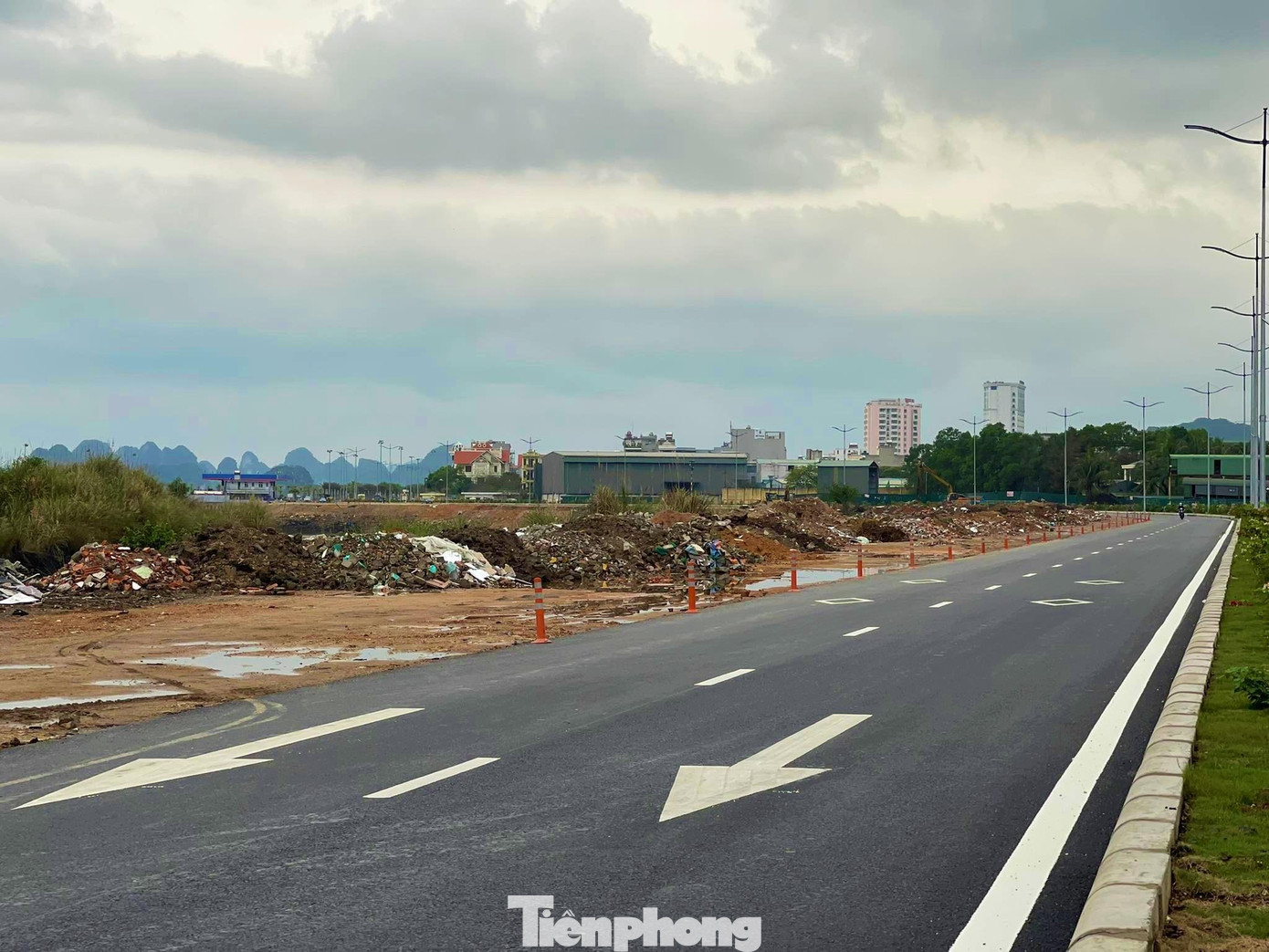 Tuyến đường vừa hoàn thành giai đoạn 1 để chuẩn bị bàn giao cho địa phương tiếp tục xây dựng và quản lý nhưng liên tiếp xảy ra tình trạng đổ trộm rác thải.