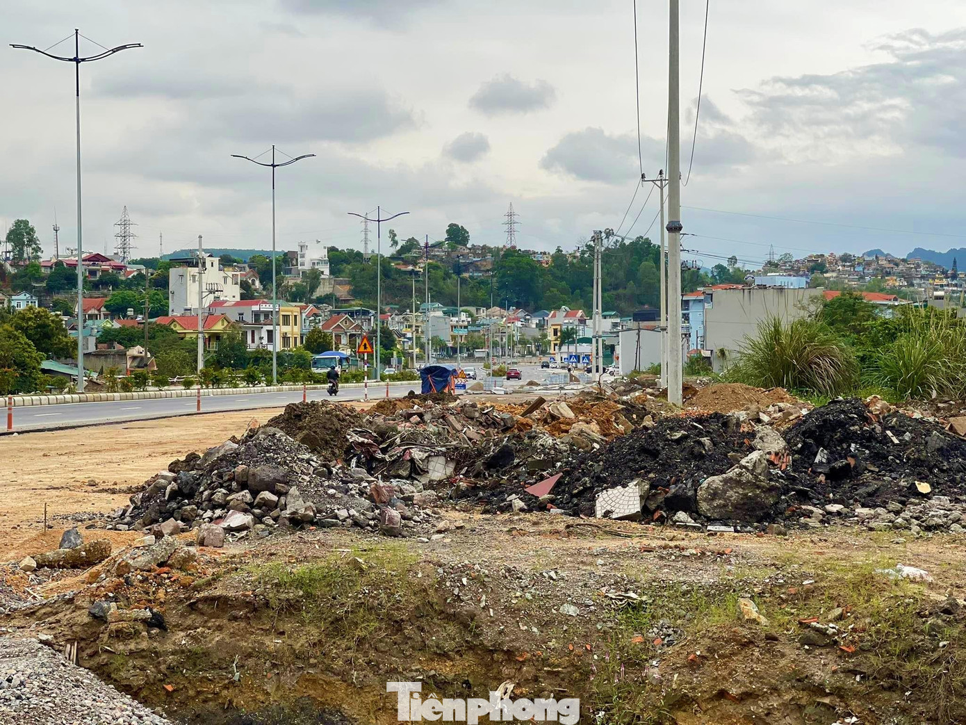 Tuyến đường vừa được khánh thành vào ngày 1/1 năm nay. Đây được coi là tuyến đường bao biển đẹp nhất Quảng Ninh nối 2 thành phố là Hạ Long và Cẩm Phả.