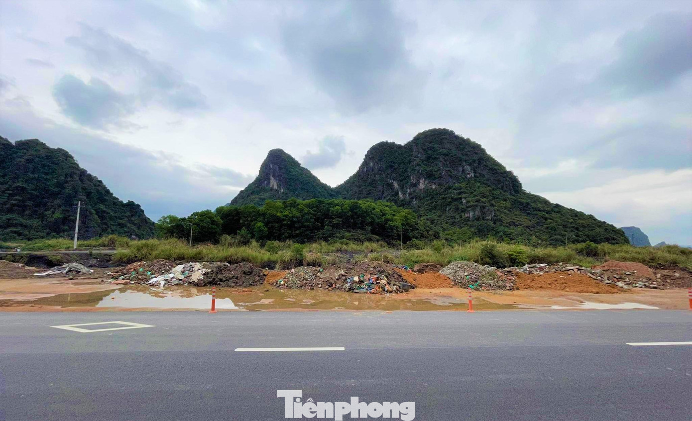 Tình trạng đổ trộm diễn ra đúng vào thời điểm giao thời của việc bàn giao cho địa phương quản lý.