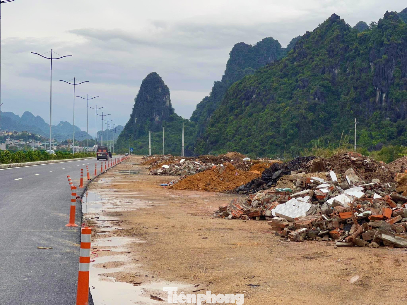 Theo đại diện Ban Quản lý dự án đầu tư xây dựng các công trình giao thông tỉnh Quảng Ninh, tình trạng này đã diễn ra cách đây nửa tháng.