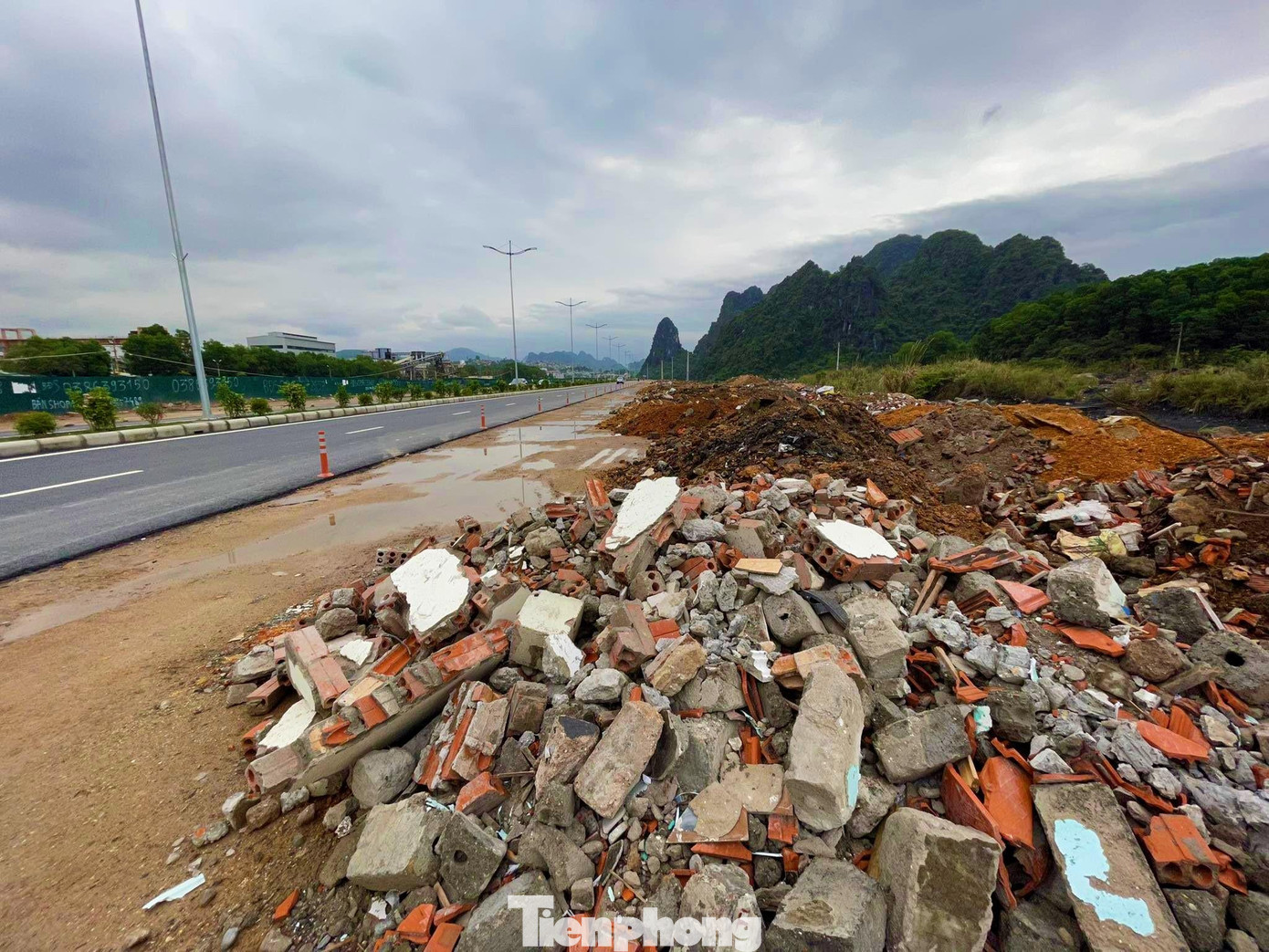 Hàng nghìn khối đất đá, gạch vữa được đổ chất đống hai bên tuyến đường này.