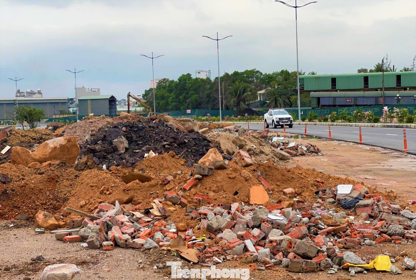 Đặc biệt, khi bị phát hiện thì các tài xế ô tô đổ trộm rác thải còn có hành vi doạ nạt, đòi hành hung lực lượng bảo vệ.