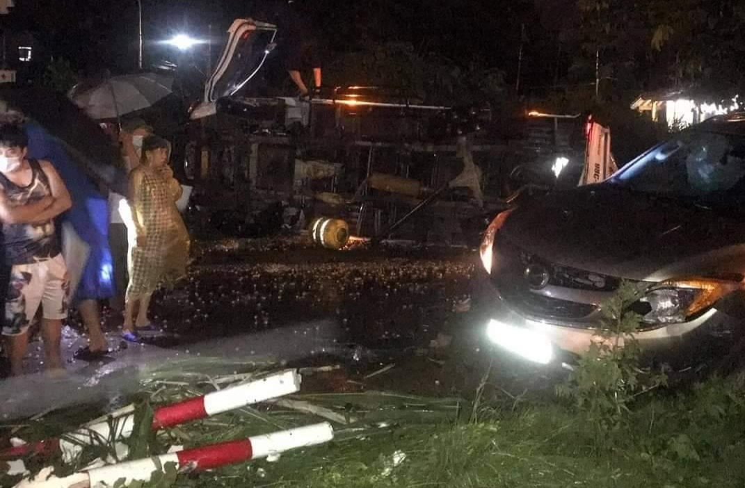 Chiếc xe bán tải bị húc văng lên vỉa hè Chiếc xe bán tải bị húc văng lên vỉa hè