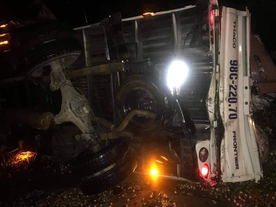 Xe chở hoa quả bị lật nhào và gãy trục truyền động Xe chở hoa quả bị lật nhào và gãy trục truyền động