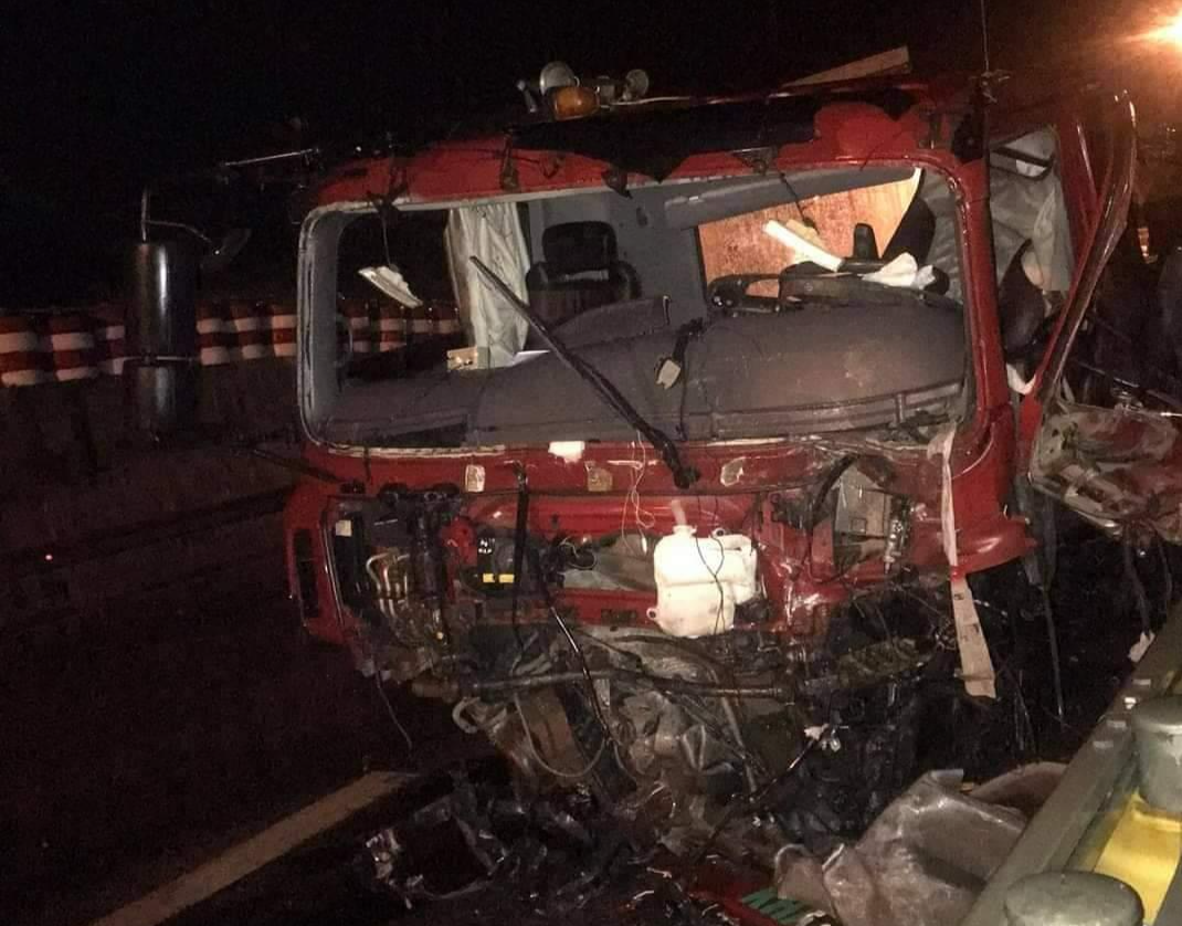 Phần đầu xe đầu kéo bị biến dạng sau vụ tai nạn Phần đầu xe đầu kéo bị biến dạng sau vụ tai nạn