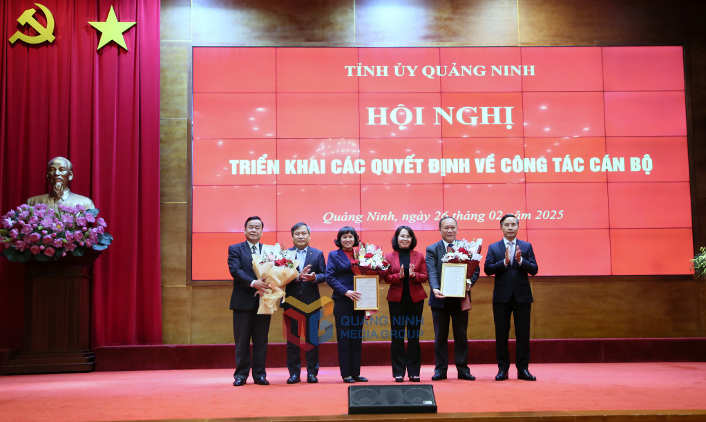 Thường trực Tỉnh ủy trao quyết định nghỉ hưu trước tuổi cho các ông, bà: Nguyễn Thị Vinh, Nguyễn Hoài Sơn, Vũ Công Lực. Ảnh: QMG.