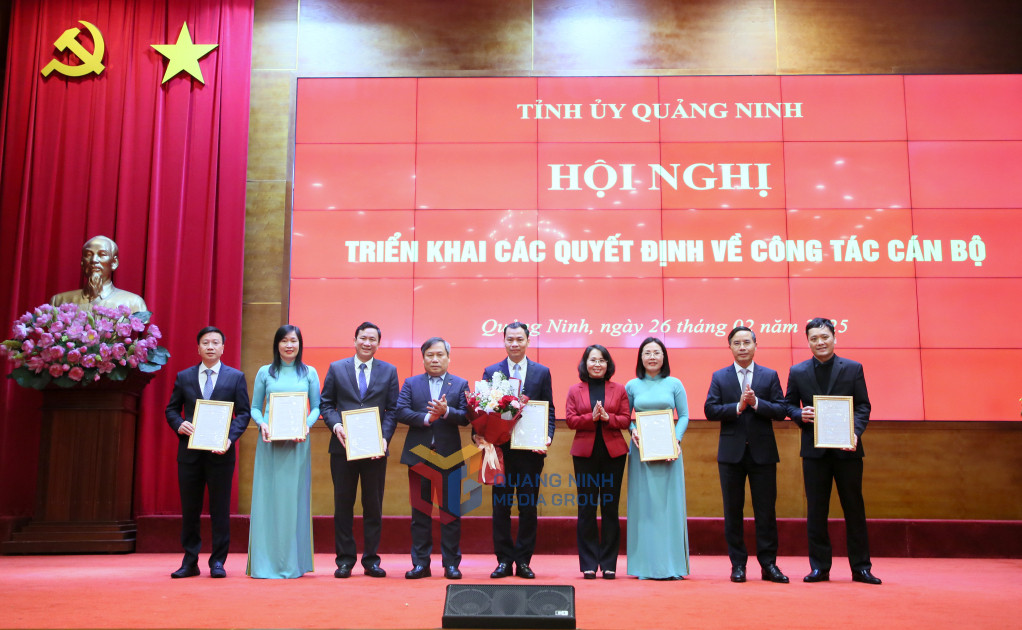 Thường trực Tỉnh ủy trao quyết định thành lập Sở Tài chính và tặng hoa chúc mừng. Ảnh: QMG.