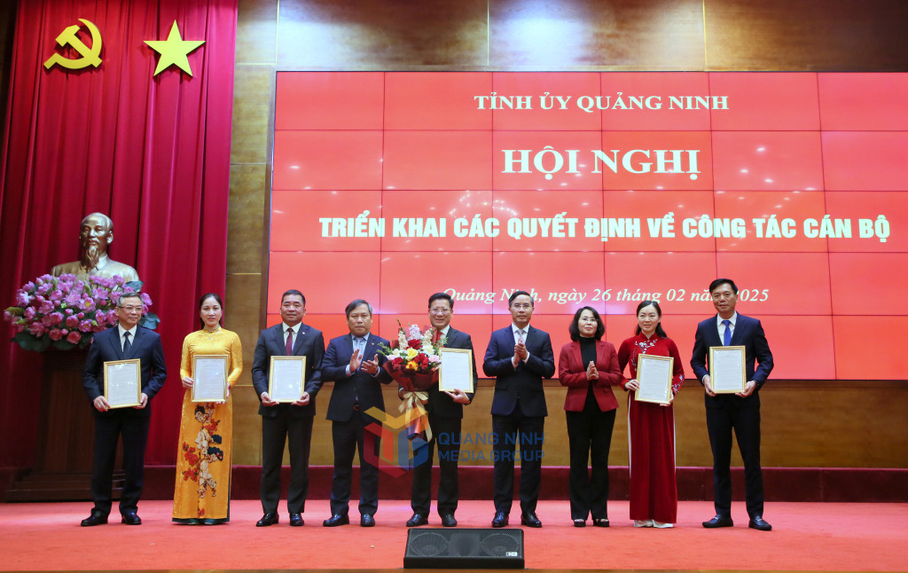 Thường trực Tỉnh ủy trao quyết định thành lập Sở Văn hóa, Thể thao và Du lịch và tặng hoa chúc mừng. Ảnh: QMG.