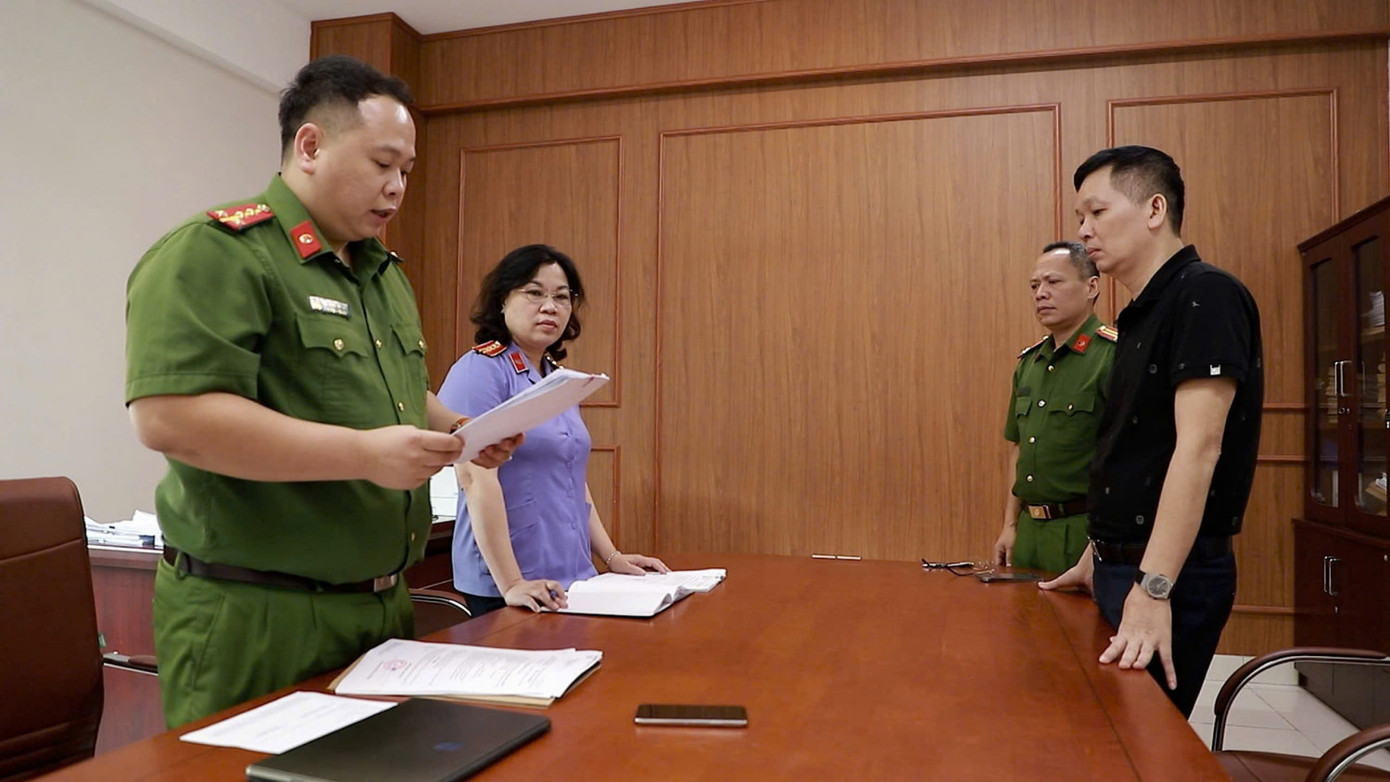 Cơ quan công an Quảng Ninh khởi tố, ra lệnh tạm giữ 36 bị can liên quan đến đường dây mua bán hóa đơn, trốn thuế xảy ra tại Công ty CP dầu khí Quảng Ninh. Cơ quan công an Quảng Ninh khởi tố, ra lệnh tạm giữ 36 bị can liên quan đến đường dây mua bán hóa đơn, trốn thuế xảy ra tại Công ty CP dầu khí Quảng Ninh.