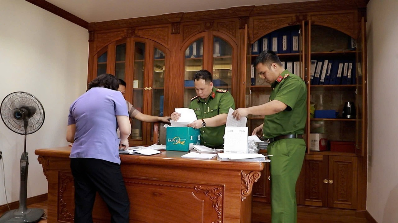 Cơ quan chức năng tỉnh Quảng Ninh thi hành các Lệnh khám xét nơi ở, nơi làm việc đối với Hoàng Văn Thoan. Cơ quan chức năng tỉnh Quảng Ninh thi hành các Lệnh khám xét nơi ở, nơi làm việc đối với Hoàng Văn Thoan.