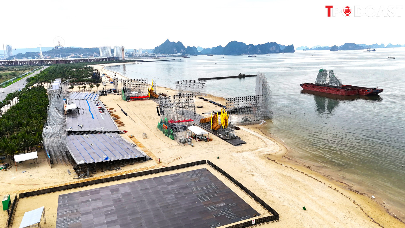 Sân khấu Carnaval Hạ Long 2024 đang được hoàn thiện.