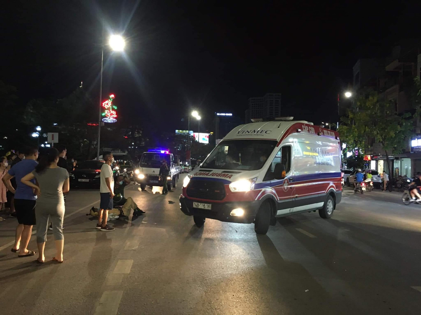 Cú va chạm khiến một chiến sĩ CSGT gãy chân