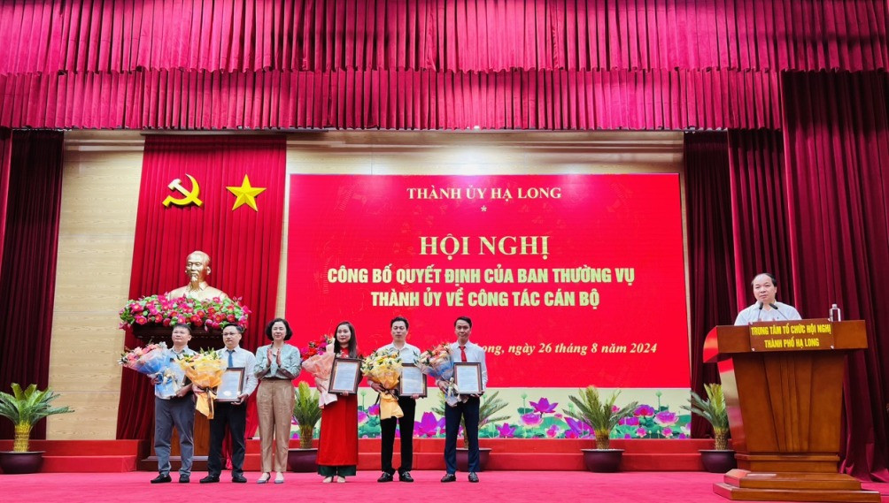 Lãnh đạo Thành ủy Hạ Long tặng hoa, chúc mừng các cán bộ nhận quyết định của Ban Thường vụ Thành ủy.