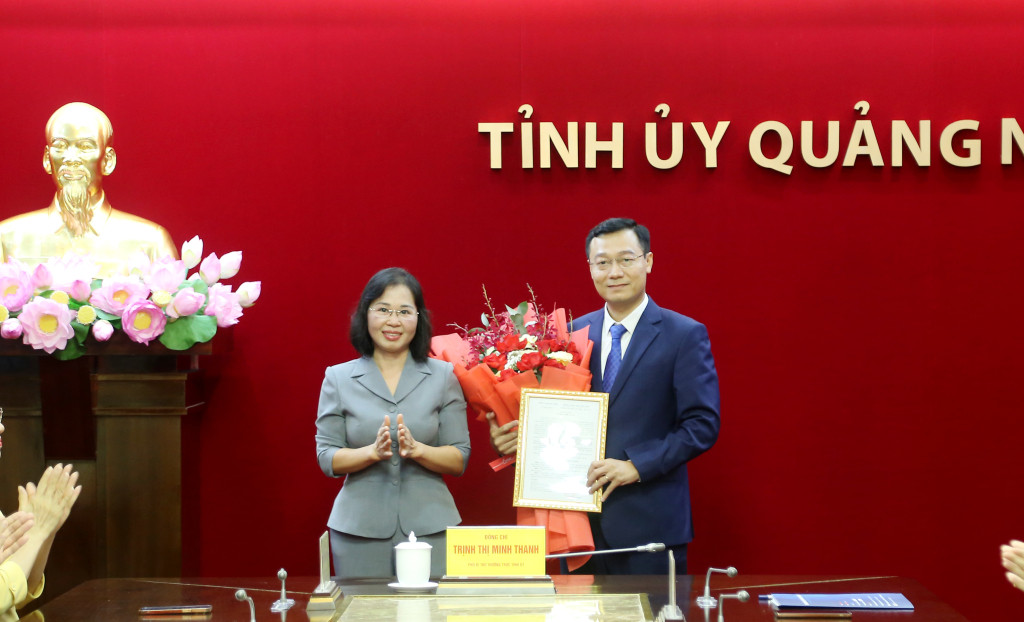 Thường trực Tỉnh ủy Quảng Ninh trao quyết định bổ nhiệm ông Nguyễn Thế Lãm, giữ chức vụ giám đốc, tổng Biên tập Trung tâm Truyền thông tỉnh. Thường trực Tỉnh ủy Quảng Ninh trao quyết định bổ nhiệm ông Nguyễn Thế Lãm, giữ chức vụ giám đốc, tổng Biên tập Trung tâm Truyền thông tỉnh.