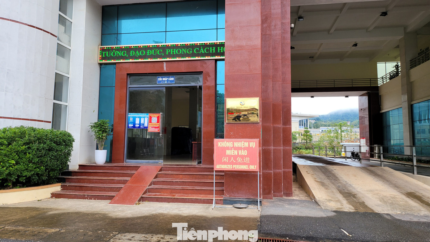 Cửa khẩu cũng không có hoạt động xuất - nhập cảnh nào kể từ khi phía Trung Quốc mở cửa trở lại. Cửa khẩu cũng không có hoạt động xuất - nhập cảnh nào kể từ khi phía Trung Quốc mở cửa trở lại.