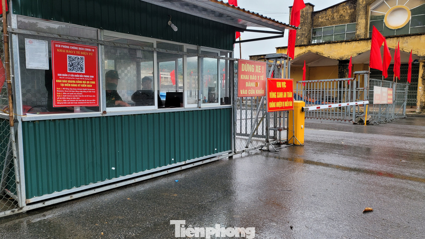 Hiện hàng chục cán bộ thuộc hải quan, biên phòng và Ban quản lý cửa khẩu vẫn phải duy trì hoạt động như bình thường. Hiện hàng chục cán bộ thuộc hải quan, biên phòng và Ban quản lý cửa khẩu vẫn phải duy trì hoạt động như bình thường.