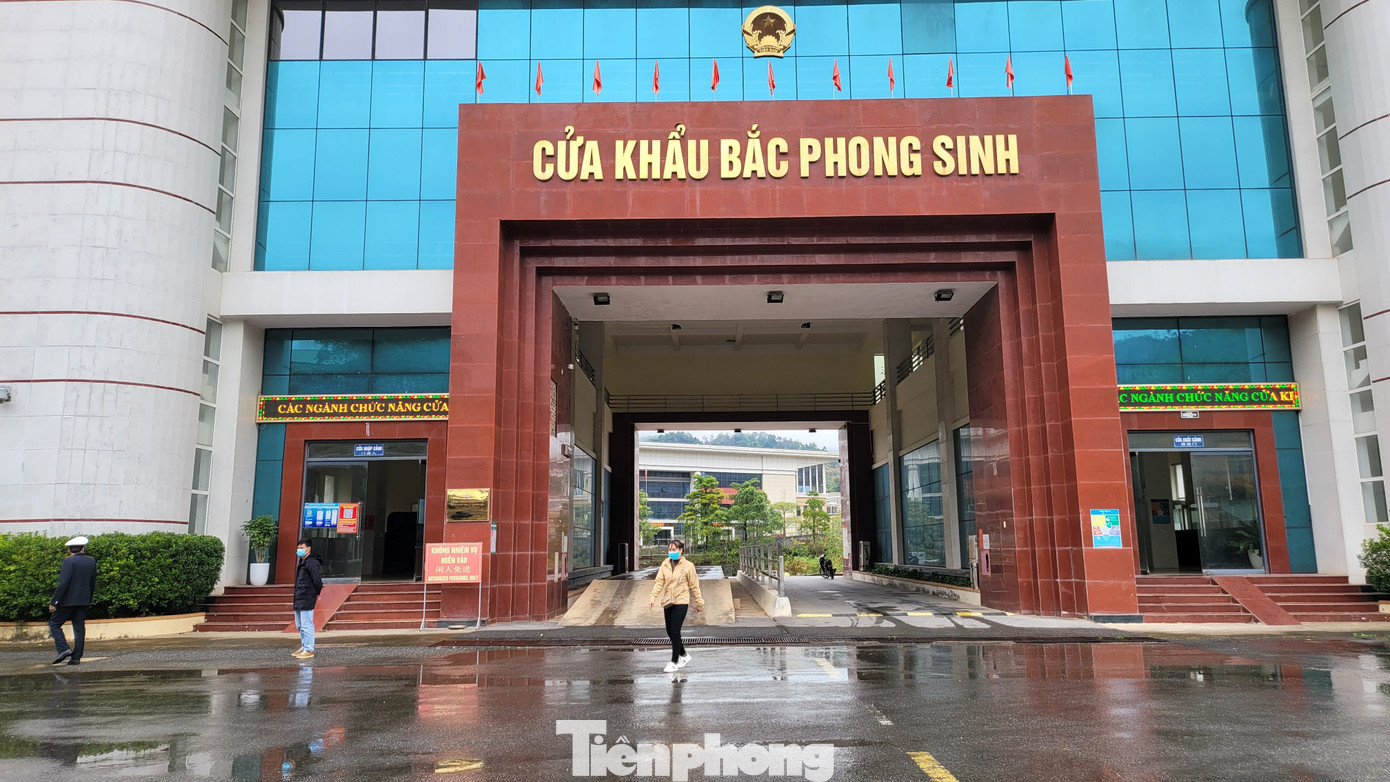 Cửa khẩu Bắc Phong Sinh thuộc huyện Hải Hà, tỉnh Quảng Ninh nối với cửa khẩu Lý Hỏa, Quảng Tây, Trung Quốc. Nhiều ngày nay, cửa khẩu này rơi vào tình trạng vắng vẻ đìu hiu khi không có hàng hóa nhập khẩu. Cửa khẩu Bắc Phong Sinh thuộc huyện Hải Hà, tỉnh Quảng Ninh nối với cửa khẩu Lý Hỏa, Quảng Tây, Trung Quốc. Nhiều ngày nay, cửa khẩu này rơi vào tình trạng vắng vẻ đìu hiu khi không có hàng hóa nhập khẩu.