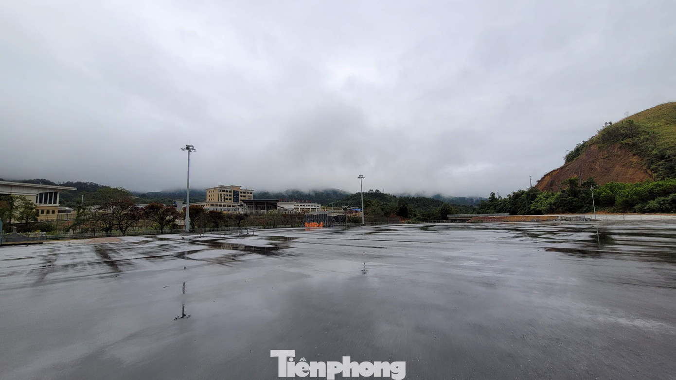 Bãi xe của cửa khẩu rộng cả héc-ta trống trơn không 1 bóng người mặc dù phía Trung Quốc đã nới lỏng kiểm soát dịch bệnh. Bãi xe của cửa khẩu rộng cả héc-ta trống trơn không 1 bóng người mặc dù phía Trung Quốc đã nới lỏng kiểm soát dịch bệnh.