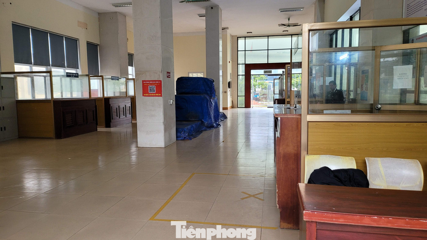 Mặc dù không có người xuất - nhập cảnh nhưng các cán bộ vẫn phải giữ vị trí tại cửa khẩu. Mặc dù không có người xuất - nhập cảnh nhưng các cán bộ vẫn phải giữ vị trí tại cửa khẩu.