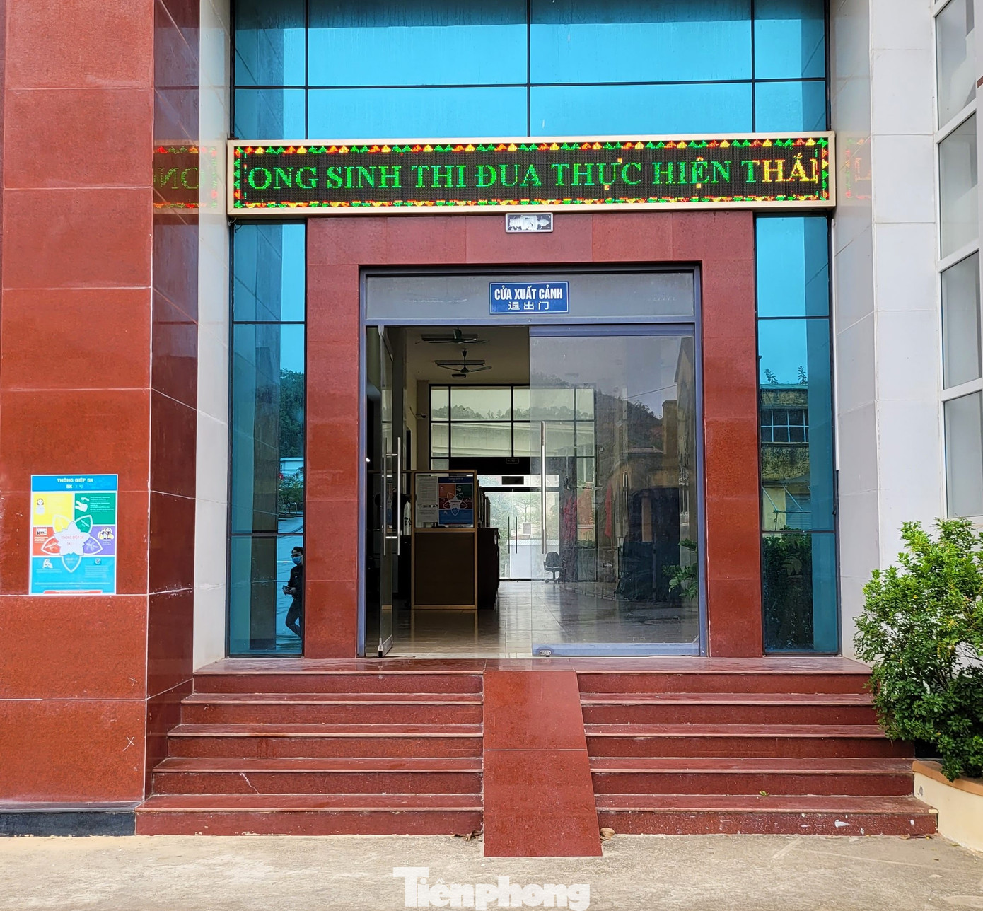 Theo đại diện Chi cục Hải Quan cửa khẩu Bắc Phong Sinh, kể từ ngày 8/1 đến nay, mỗi ngày cửa khẩu chỉ xuất vỏn vẹn 15 tấn hàng. Theo đại diện Chi cục Hải Quan cửa khẩu Bắc Phong Sinh, kể từ ngày 8/1 đến nay, mỗi ngày cửa khẩu chỉ xuất vỏn vẹn 15 tấn hàng.