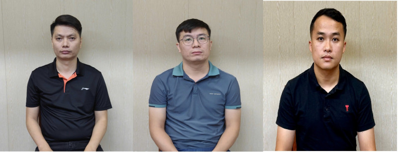 Ba bị can bị khởi tố, bắt tạm giam gồm Trung, Tuấn và Biển (từ trái qua phải). Ba bị can bị khởi tố, bắt tạm giam gồm Trung, Tuấn và Biển (từ trái qua phải).