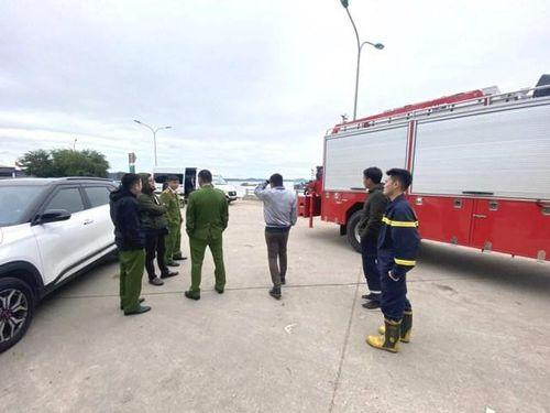 Lực lượng chức năng tìm kiếm ngư dân mất tích.