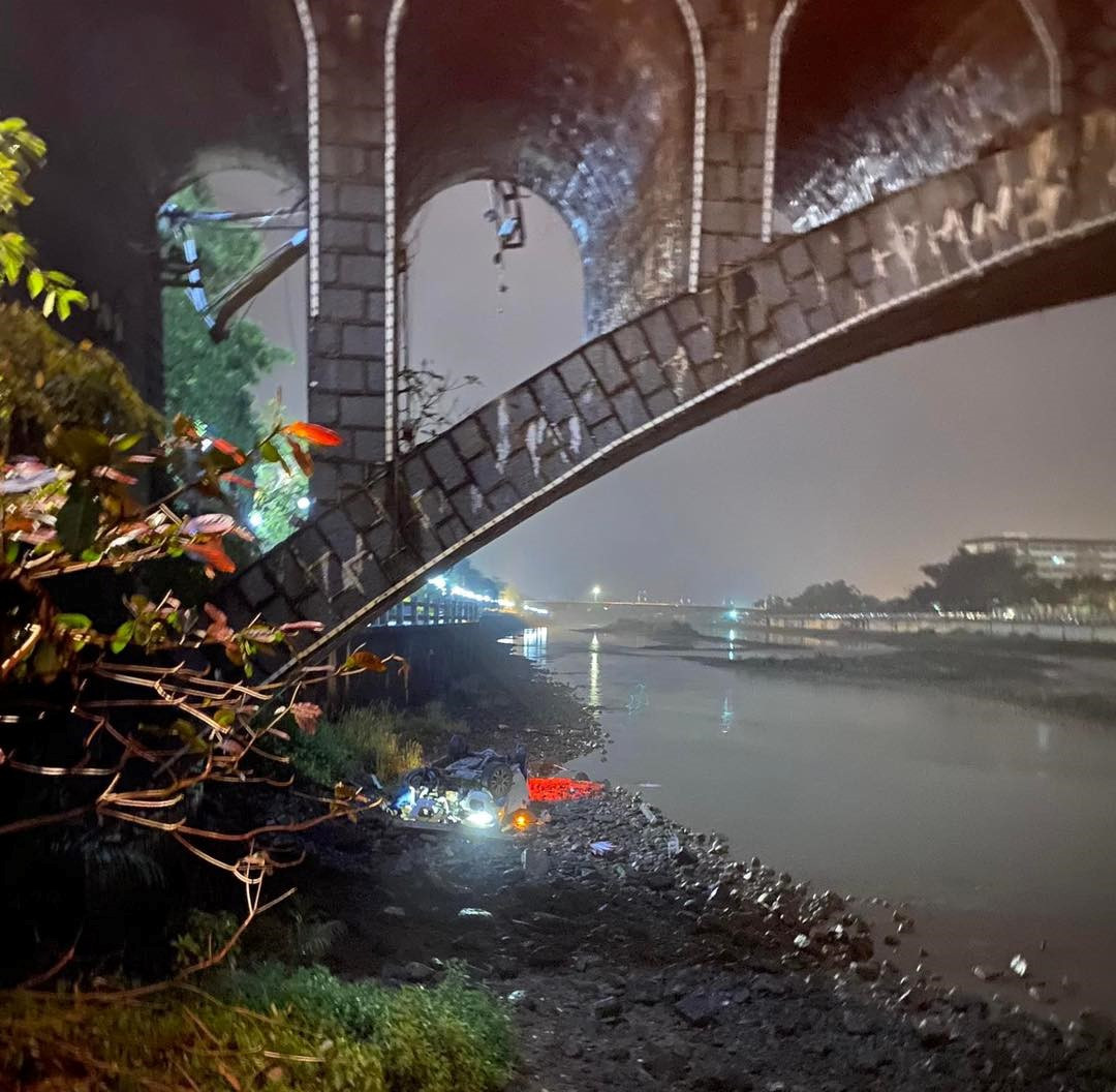 Vụ tai nạn khiến chiếc xe rơi từ thành cầu xuống sông Ka Long cao khoảng 20m.