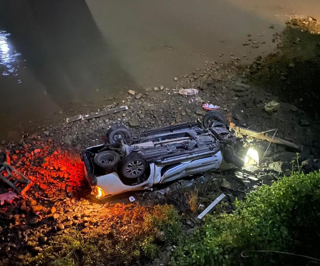 Chiếc xe bán tải lật ngửa khiến 2 người trong xe tử vong. Chiếc xe bán tải lật ngửa khiến 2 người trong xe tử vong.