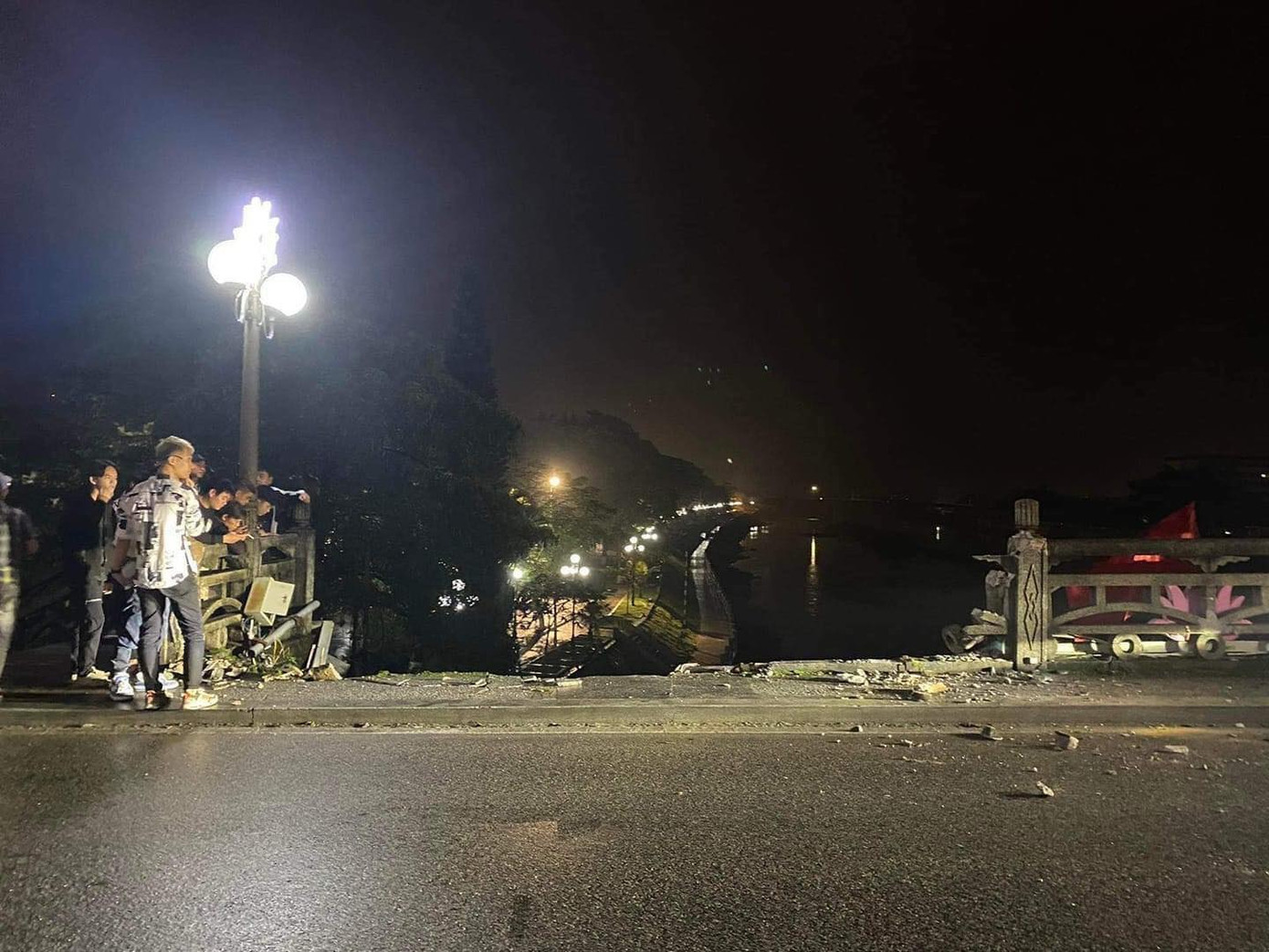 Vào khoảng 12h40 ngày 13/2, chiếc ô tô tải BKS 29C-99461 chở theo 3 người đi từ hướng Ka Long sang Hòa Lạc, TP Móng Cái bất ngờ chuyển hướng đâm sập lan can cầu Ka Long.