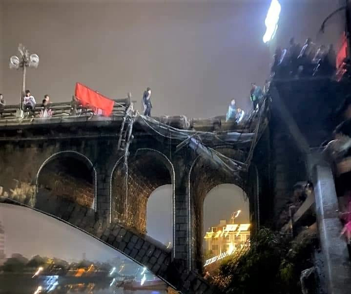 Những người dân chứng kiến vụ việc cho biết chiếc xe lao đi với tốc độ nhanh trước khi đâm vào lan can cầu.