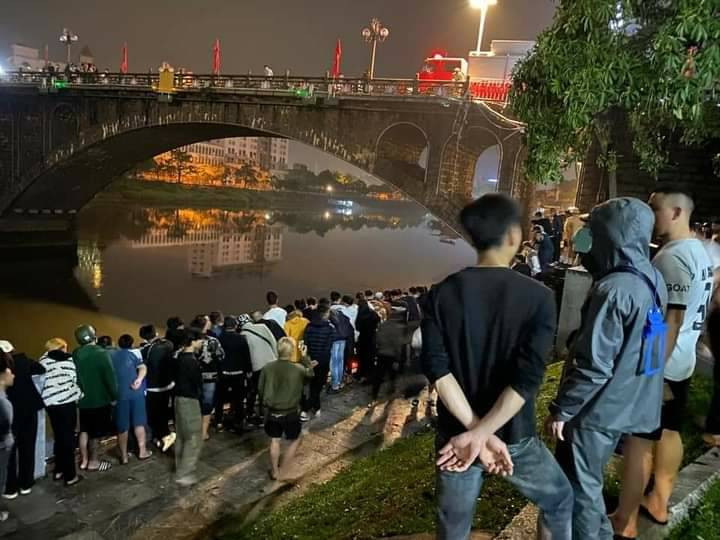 Rất đông người dân đến hiện trường xem và hỗ trợ lực lượng chức năng cứu hộ nạn nhân.