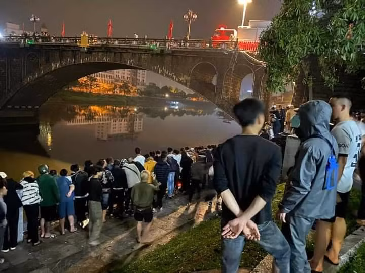 Rất đông người dân đến hiện trường xem và hỗ trợ lực lượng chức năng cứu hộ nạn nhân.
