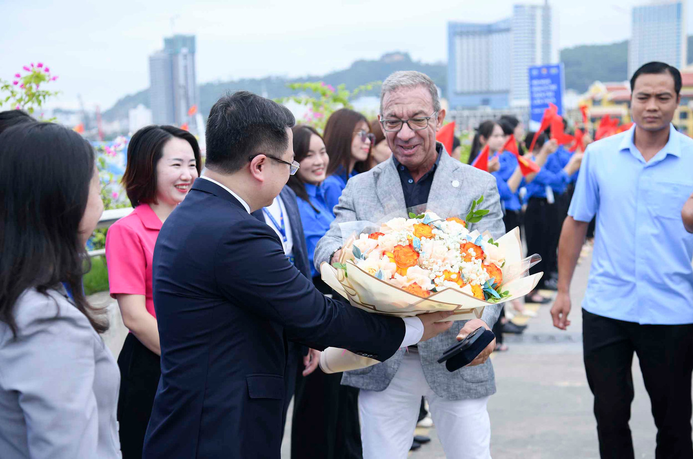 Quảng Ninh chào đón Đoàn đại biểu nghị sĩ trẻ đến thăm vịnh Hạ Long Quảng Ninh chào đón Đoàn đại biểu nghị sĩ trẻ đến thăm vịnh Hạ Long