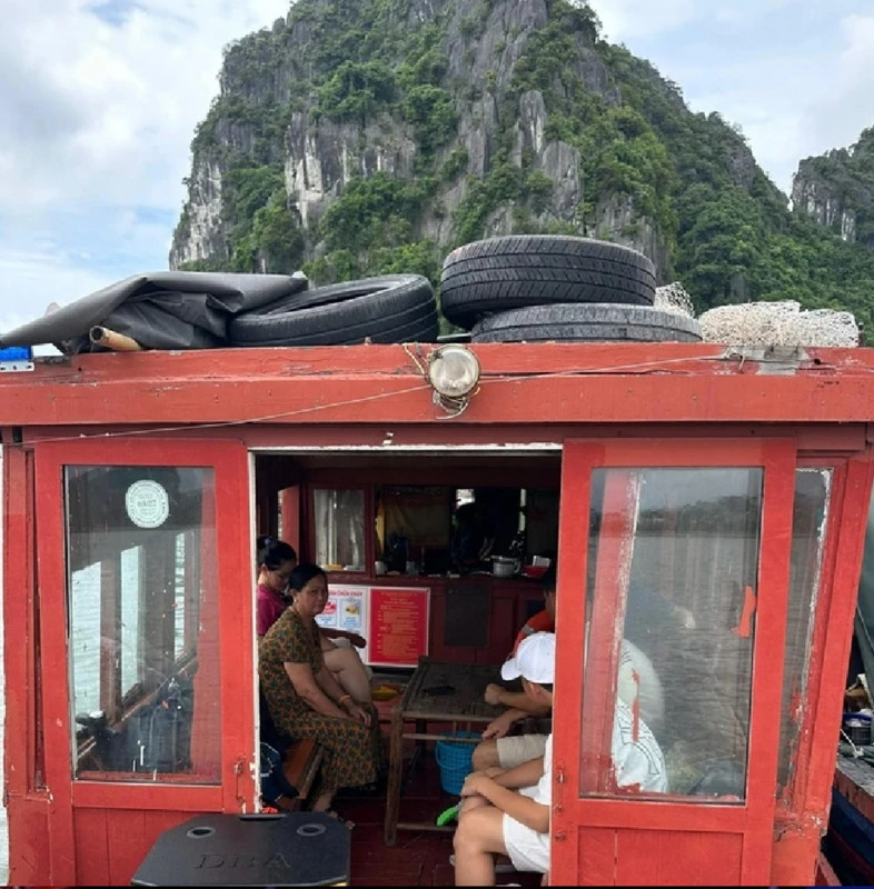 Du khách bị lừa tham quan tour "chui" trên vịnh Hạ Long.