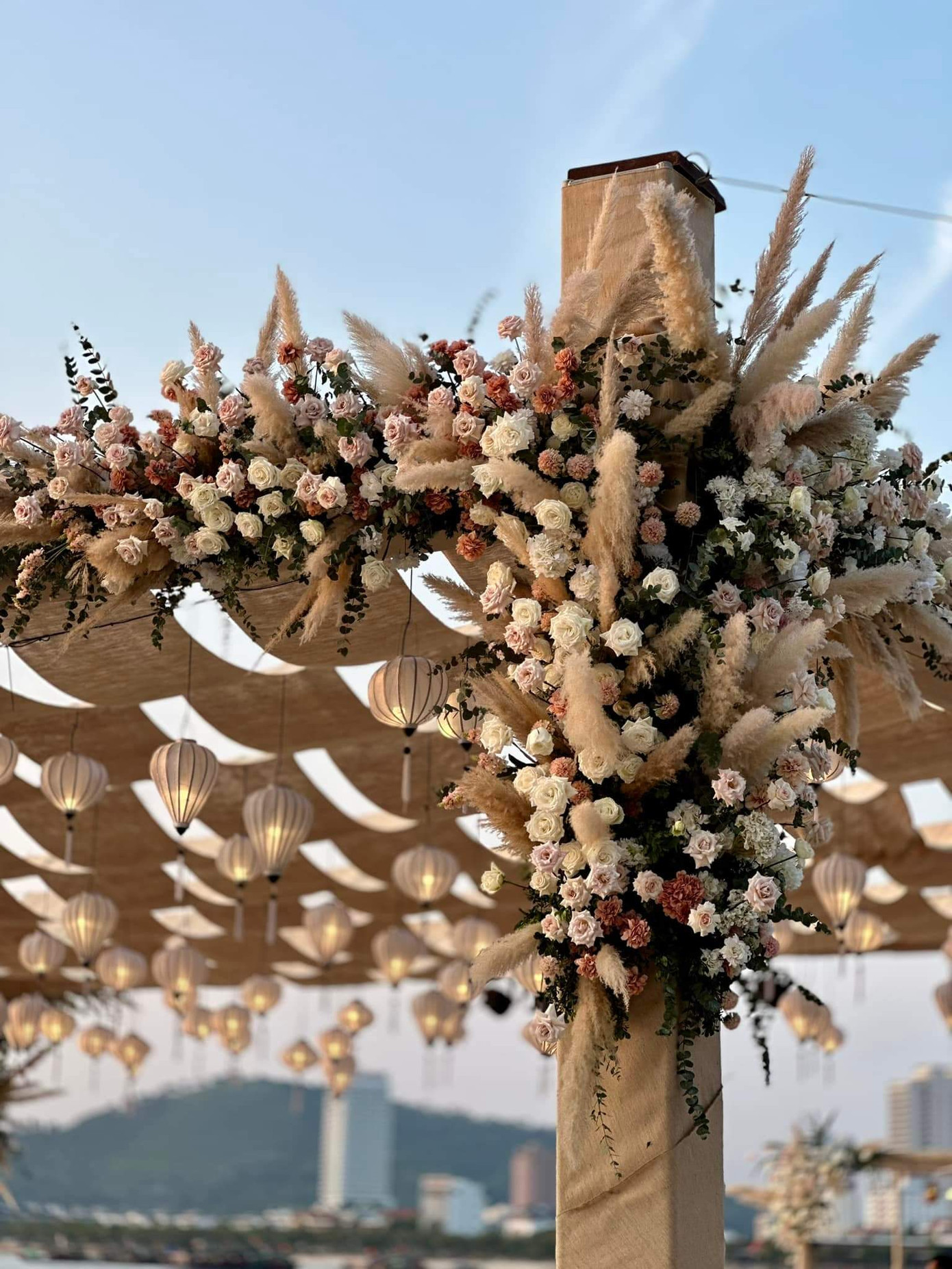 Màu hoa, đèn lồng, vải trang trí đều được chọn những tông màu nhẹ, ấm áp, sang trọng.