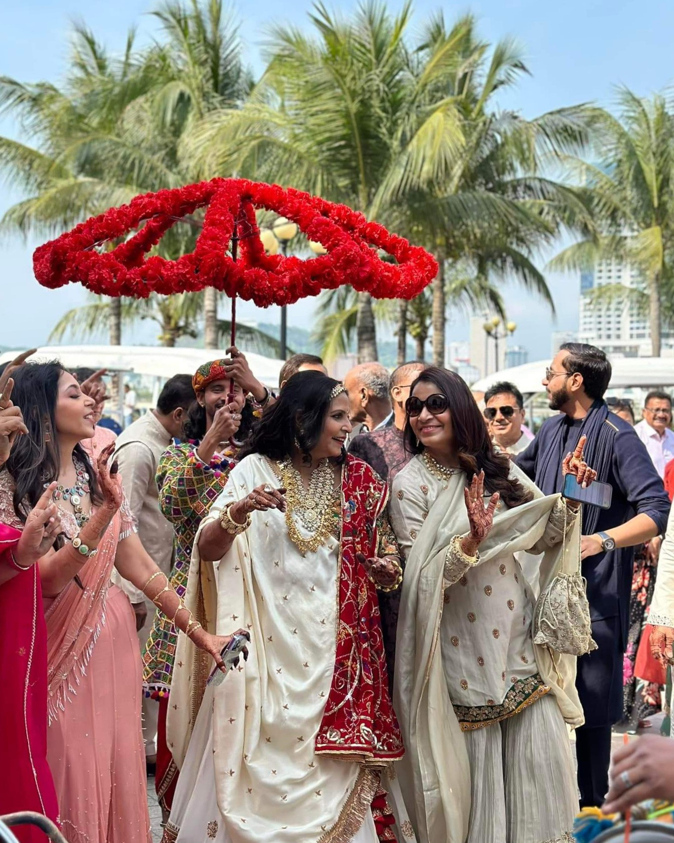 Khách mời của vị tỷ phú đều là những đối tác làm ăn đến từ khắp nơi trên thế giới cùng họ hàng nội ngoại.